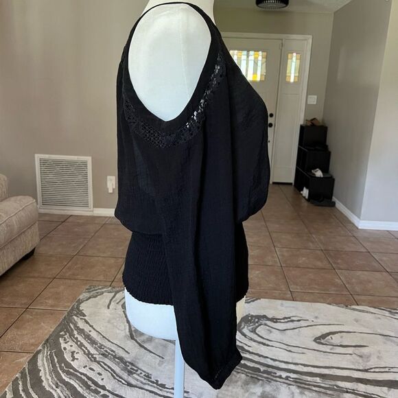 XOXO Open Shoulders Top - Picture 4 of 8